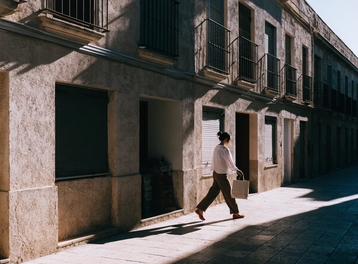Calle de Valencia con peatones al mediodía, vida residencial cotidiana