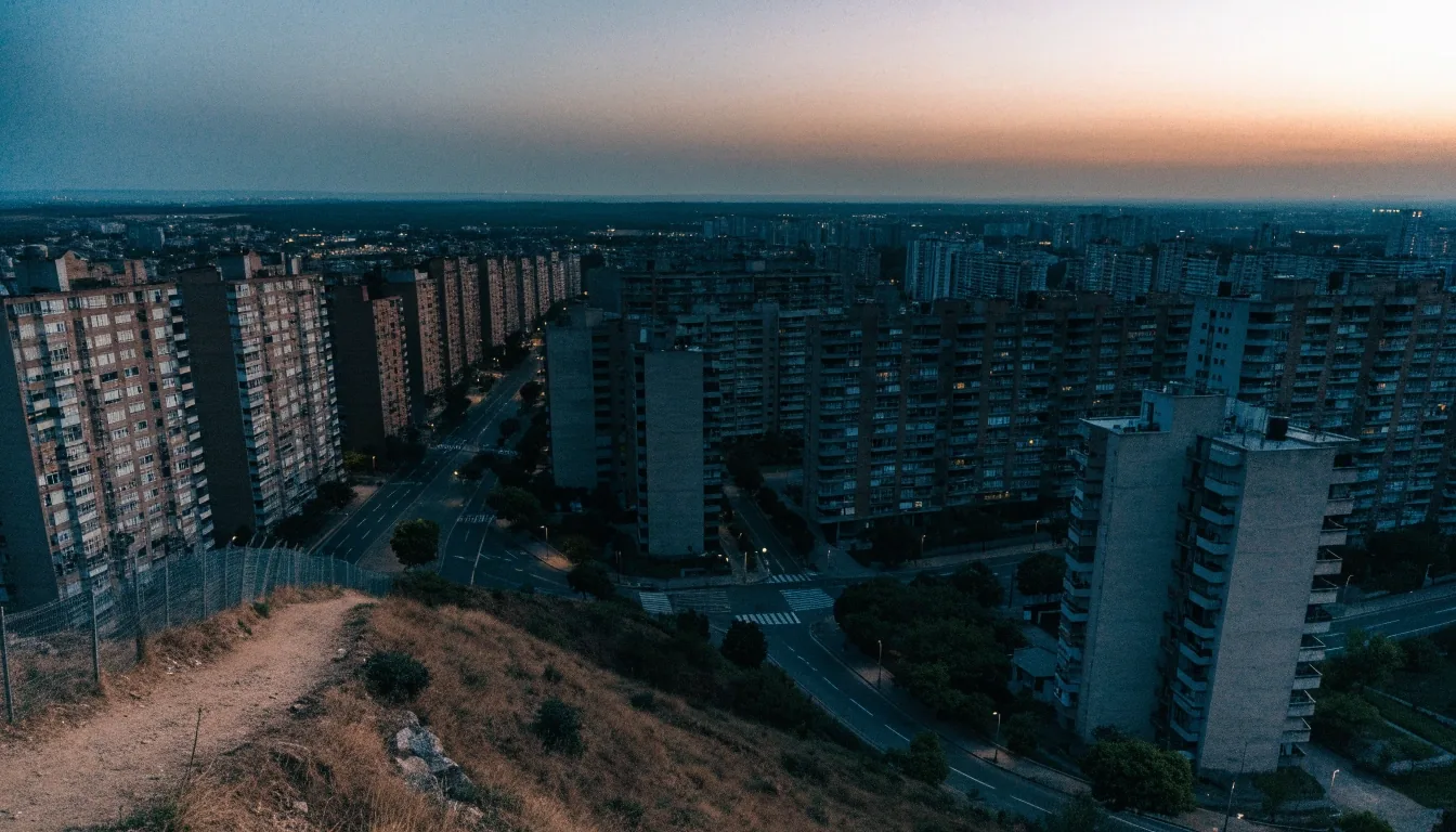 Borde nocturno de una ciudad española, donde los últimos edificios dan paso al campo abierto